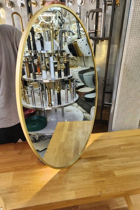 مرآة بيضاوية بإطار ذهبي